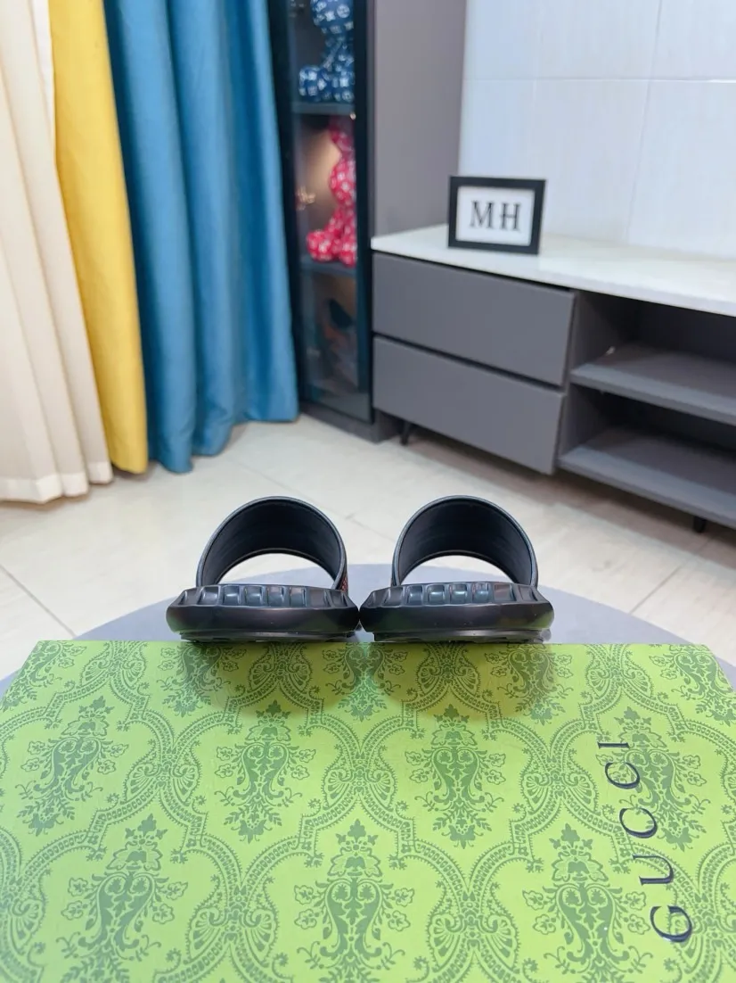 Men's shoes 💰260🌹🌹 (gucci-Gucci) New men's slippers, high-end boutique, made of cowhide, with exquisite embossed logo decoration on the upper, fine workmanship, super soft soles, casual, loose and comfortable, a must-have in summer! \nsize：38-44